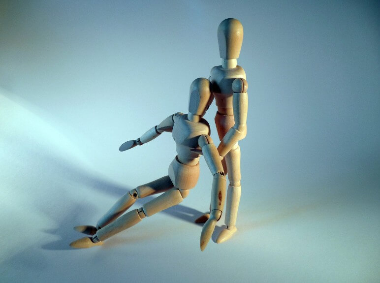 심폐소생술 후 환자를 이동시키는 모습