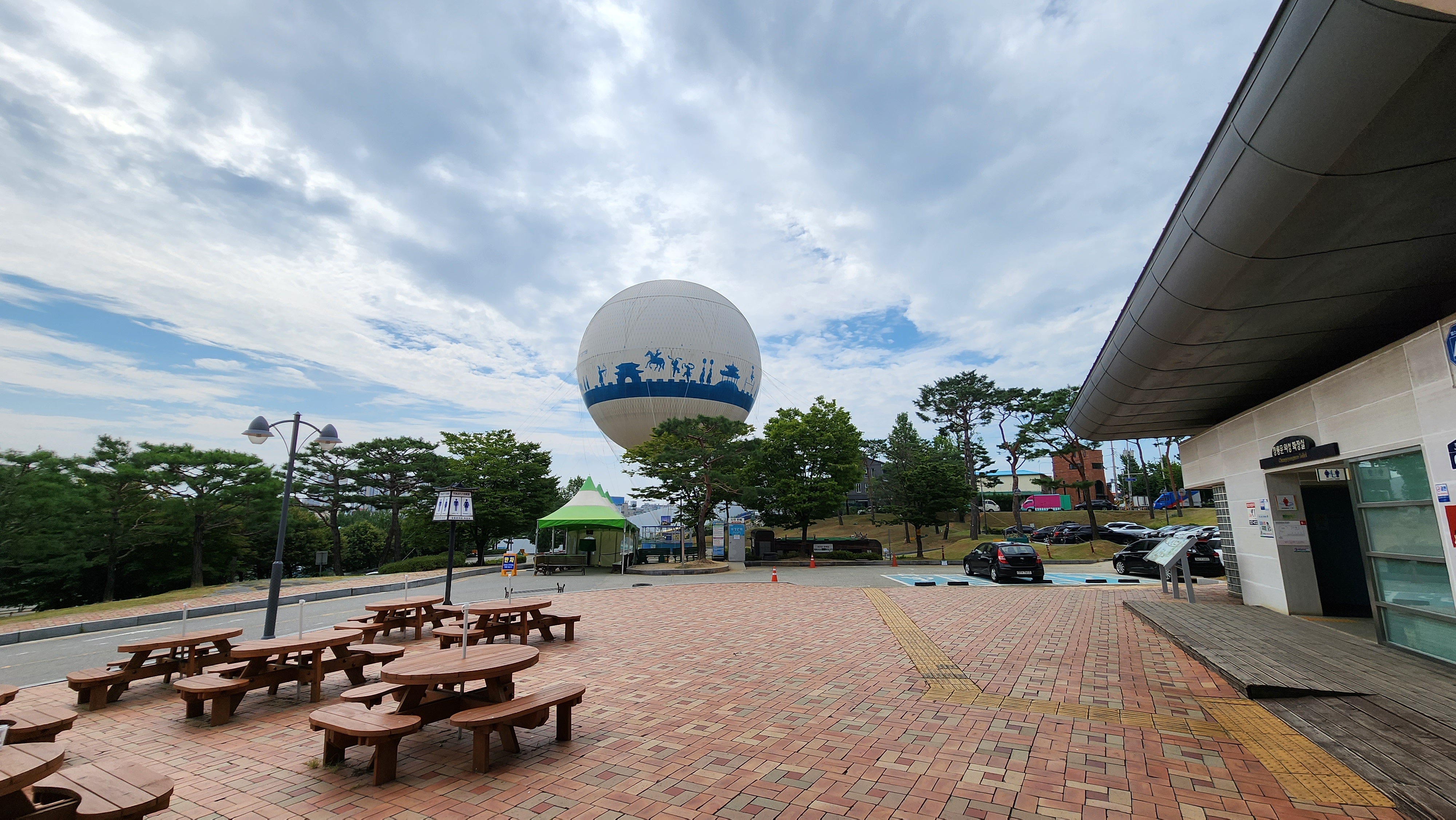 가을 나들이로 추천하는 플라잉 수원 열기구 체험! 수원 화성을 한눈에 내려다보고, 낮과 밤 모두 특별한 풍경을 즐길 수 있습니다. 요금, 주차, 할인 정보까지 정리했어요.