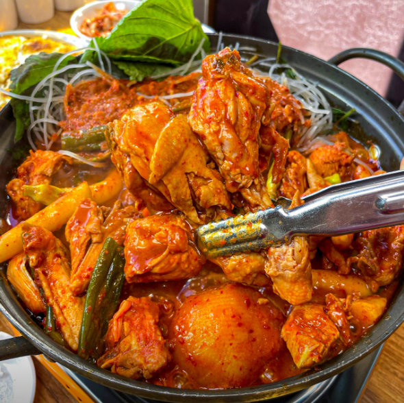 생방송투데이 닭볶음탕 한방삼계탕 들깨삼계탕 흑임자삼계탕 감자채전 외국인의밥상 서울 용산구 용산삼계탕