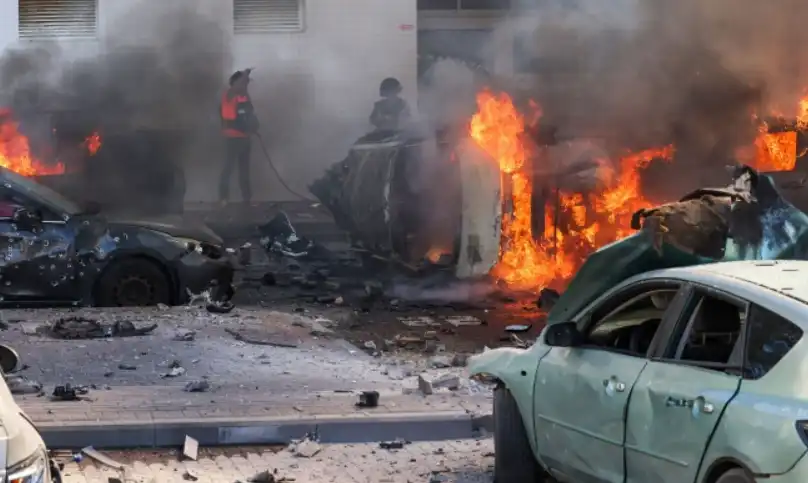 로켓포-공격으로-불타는-도시