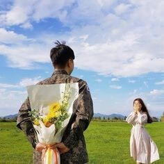 꽃다발을-등뒤로-숨기고-여자를 기다리는-남자