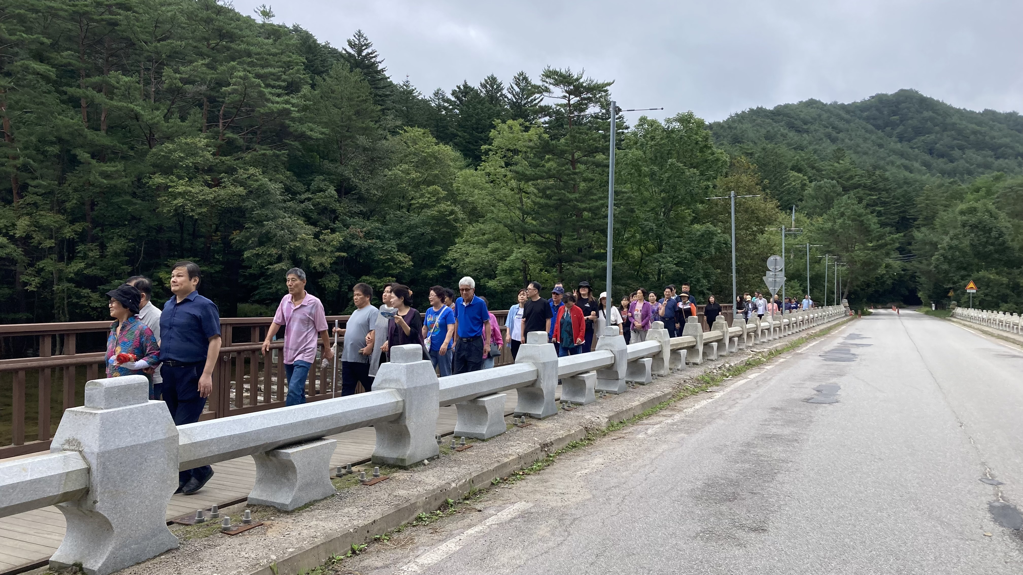 오대천 다리를 지나가는 모습