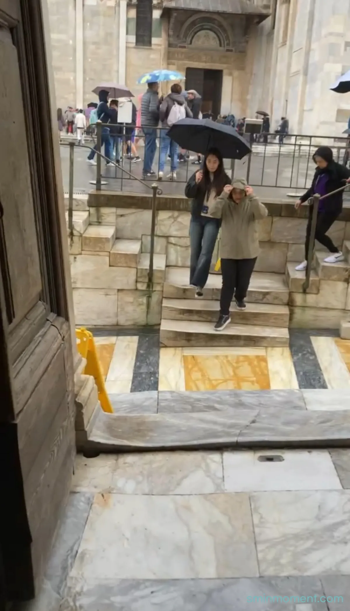 피사의사탑-문-들어가기-미끄러움-조심