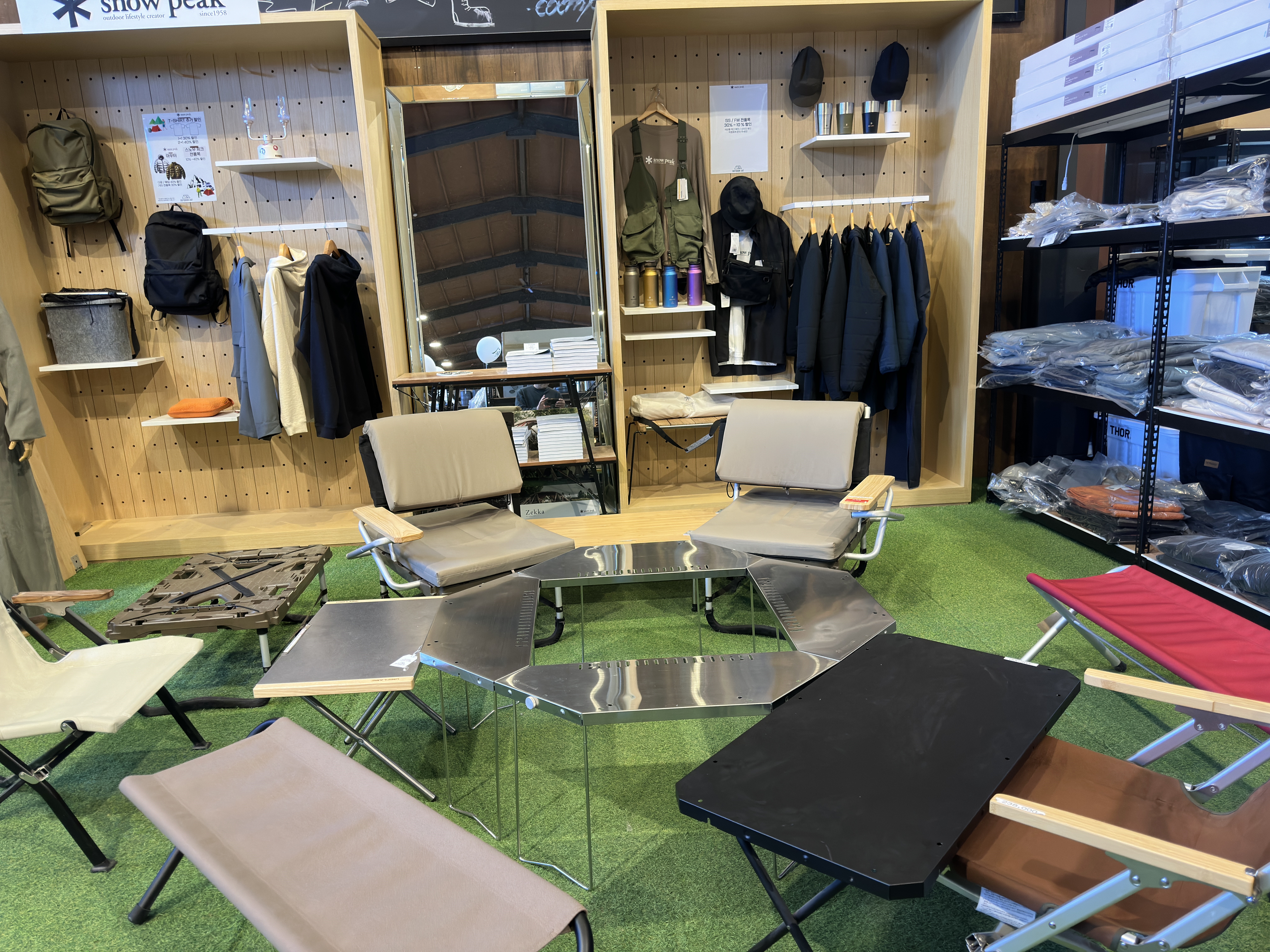 지카로 테이블과 의류들