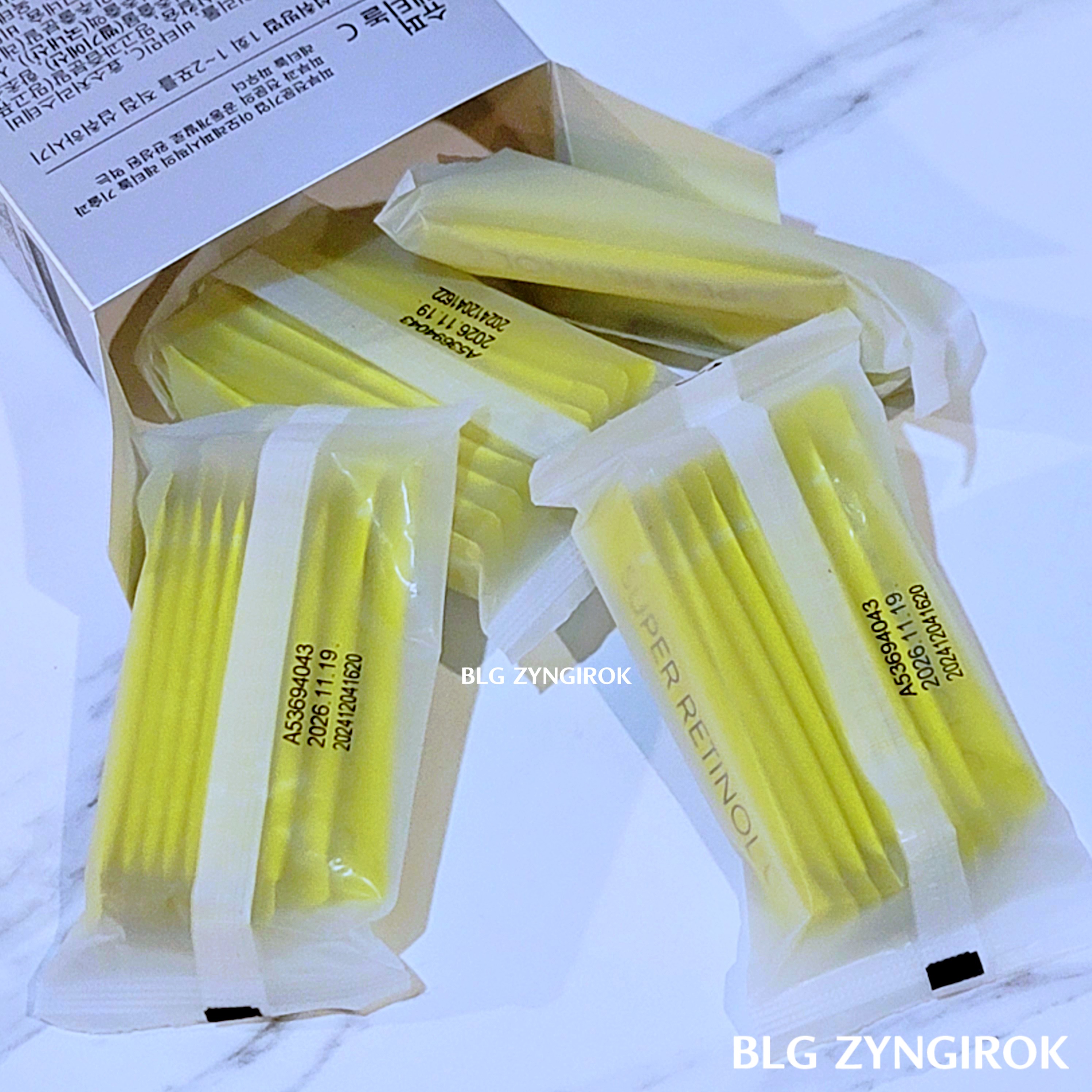 슈퍼레티놀 C - 소분 포장된 제품들이 테이블에 놓여있다.