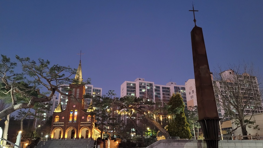 안성 구포동성당 예전 성전 건물과 로고스 탑 사진