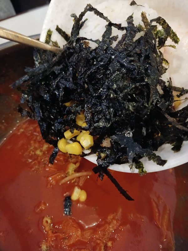 현선이네 볶음밥 재료 넣다