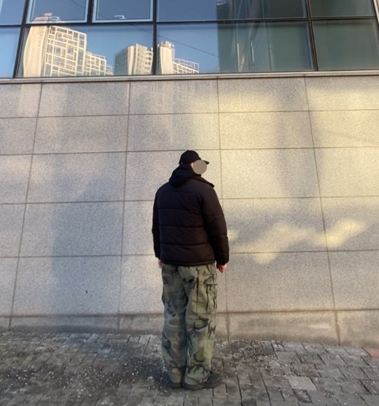 데일리룩('26.1.21.)오와이 빈티지 레터링 볼캡, 무신사스탠다드 보아 후드티, 바스틱 점퍼 숏패딩, 플루크 밀리터리 카모 와이드 카고 팬츠, 뉴발란스 410V5 트레일 올블랙