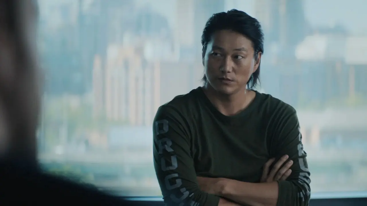 배우성강,팔짱을끼고있다.