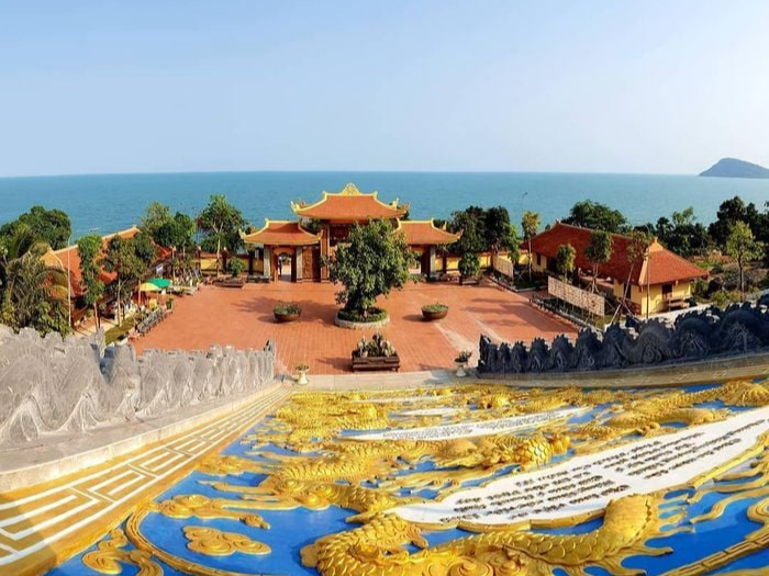 푸꾸옥 남부 호국사에서 바다를 바라본 모습