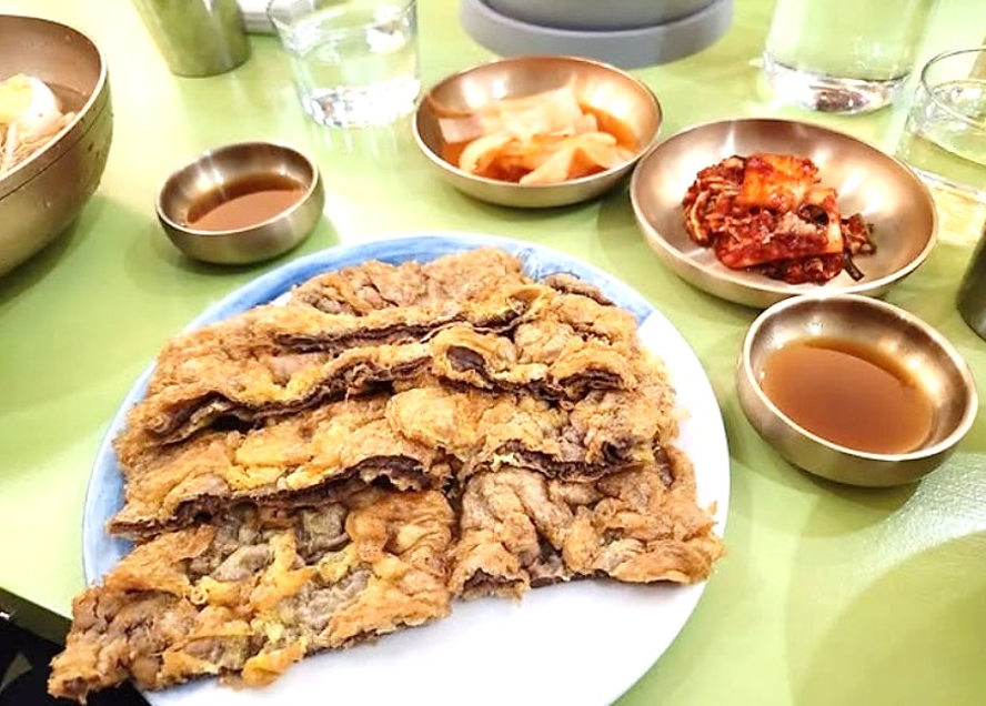 송기원 진주냉면의 한우 육전인 '우전'이 접시에 넓직하게 담겨있는 모습