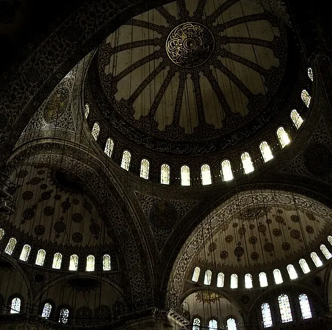 중세 비잔틴 건축의 대표 기술인 펜던티브 돔의 형태