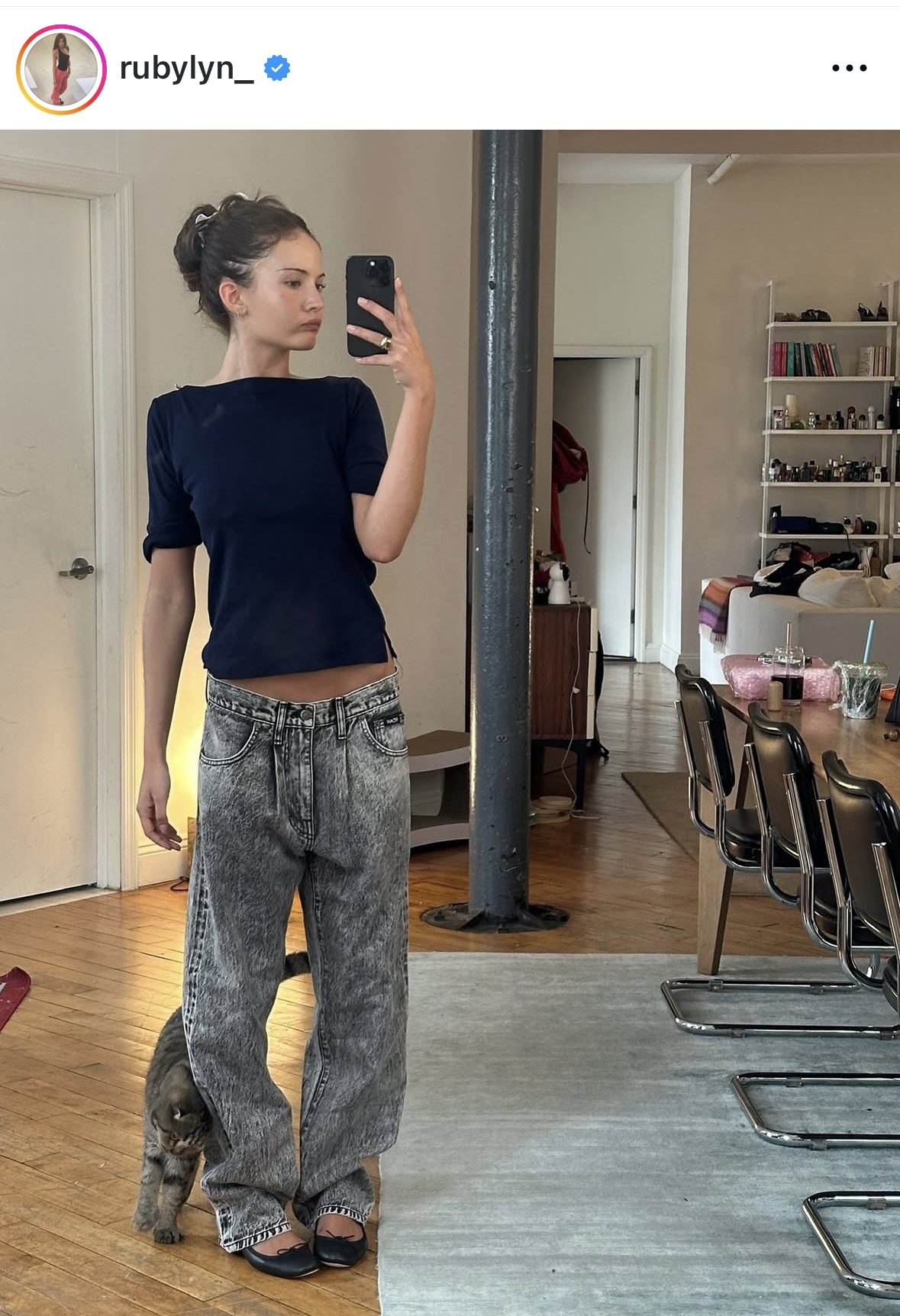 모노톤 티셔츠 한 장으로 완성하는 여름 관련 사진