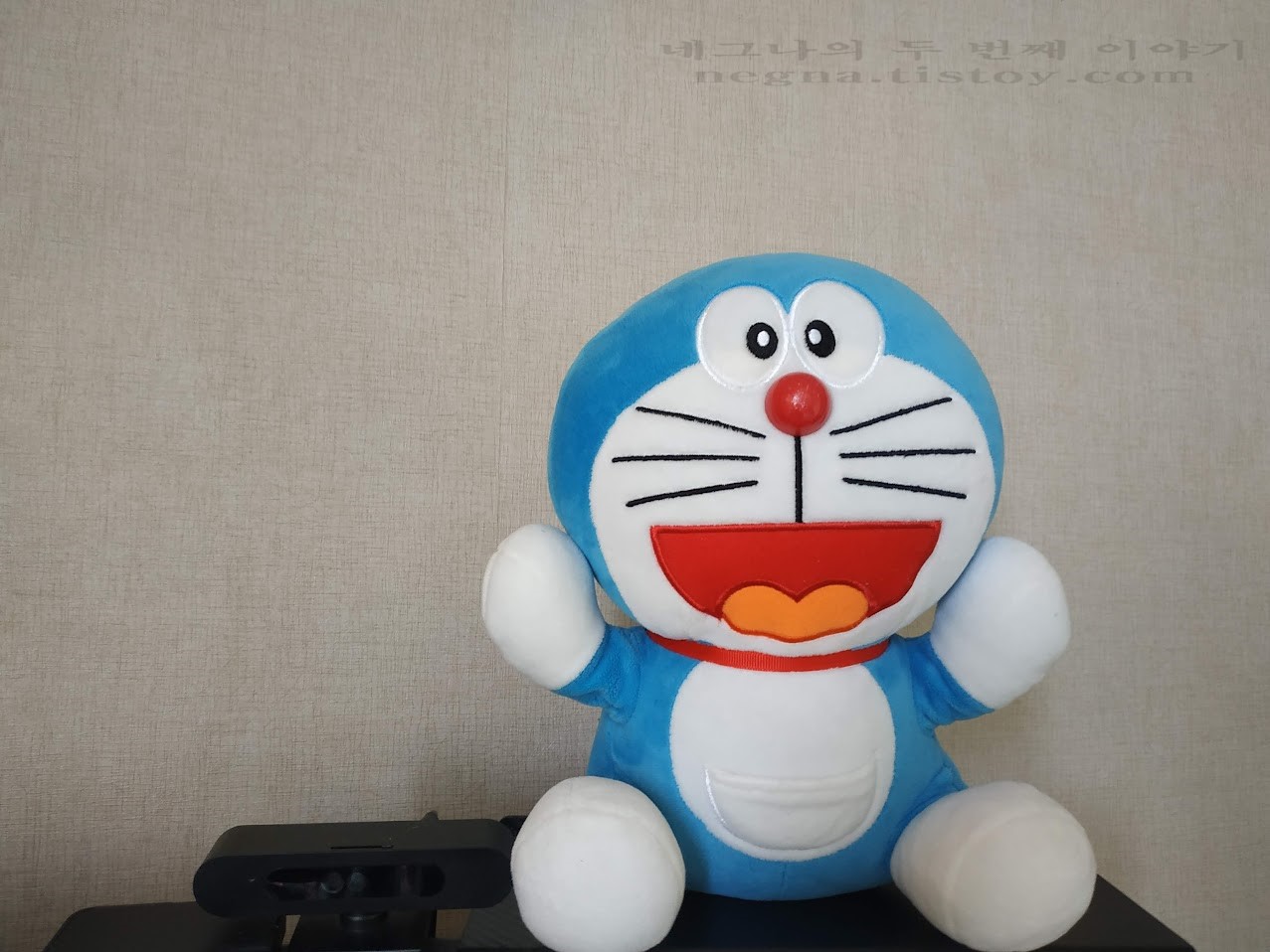 스크린 선반에 올려놓은 도라에몽.