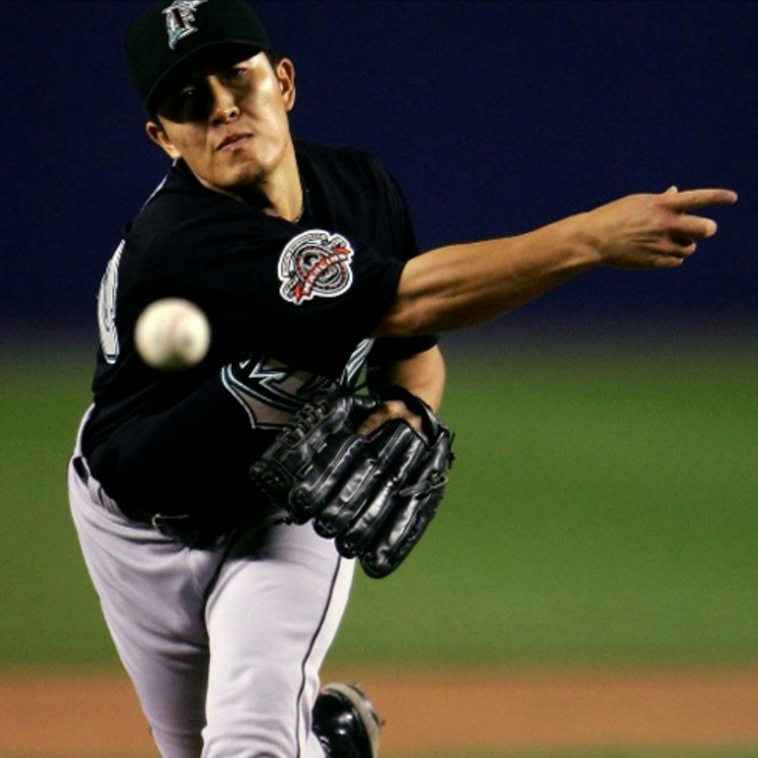 김병현 선수가 공을 던지고 있다