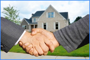 주택 앞 악수하는 손