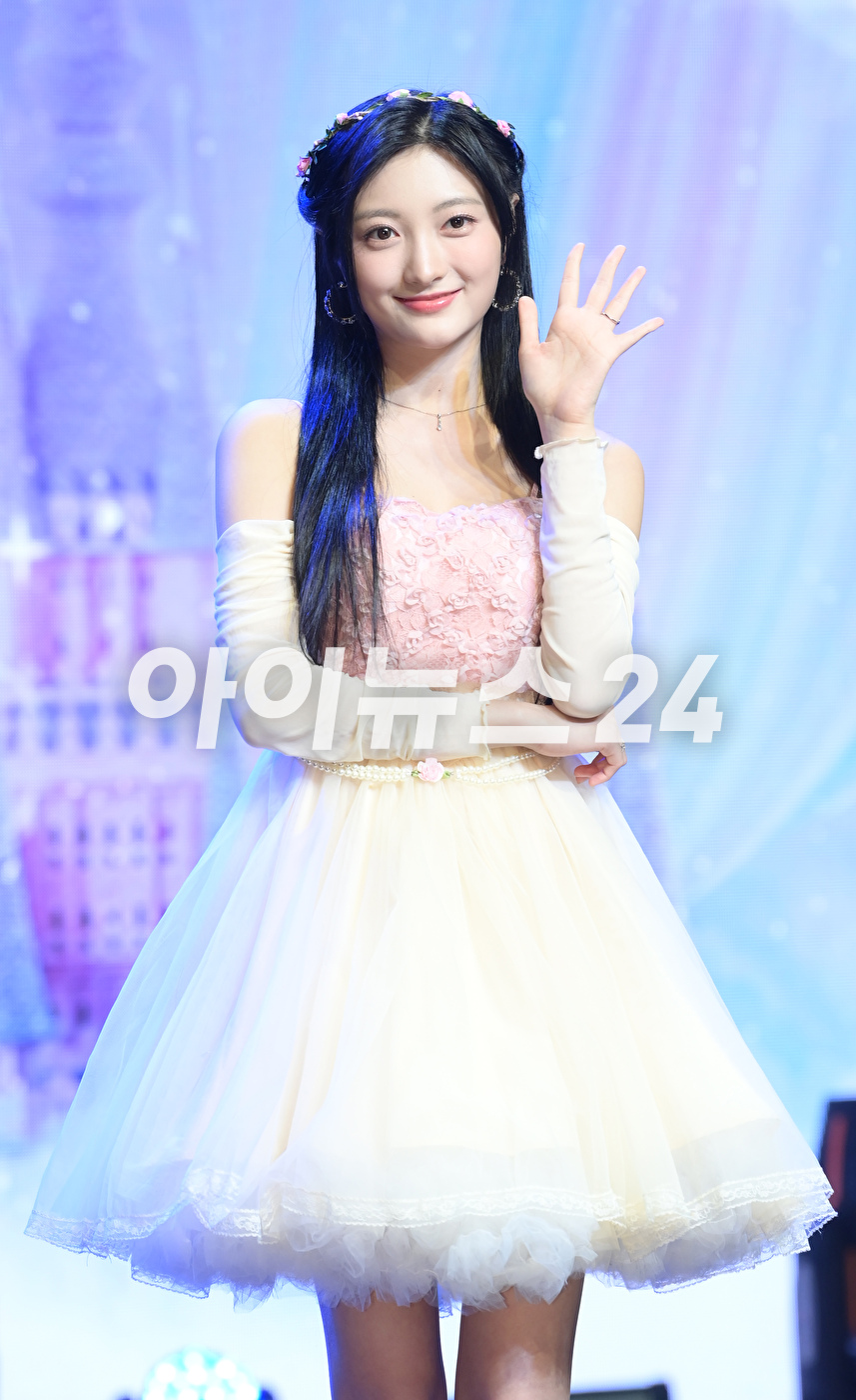 그룹 아일리원 로나가 5일 서울 강남구 청담동 일지아트홀에서 열린 아일리원(ILY:1) 첫 번째 미니앨범 'A DREAM OF ILY:1(어 드림 오브 아일리원)' 쇼케이스에 참석해 포토타임을 갖고 있다. [사진=정소희 기자]