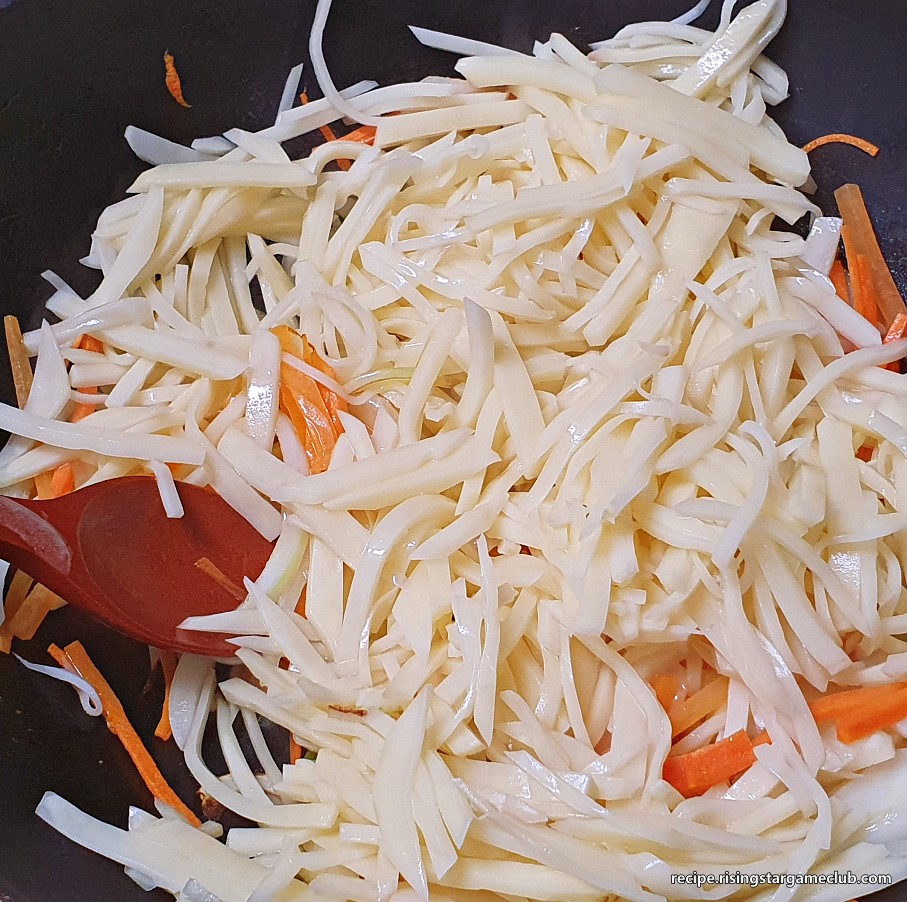 감자채볶음을 야채와 함께 볶고 있는 사진