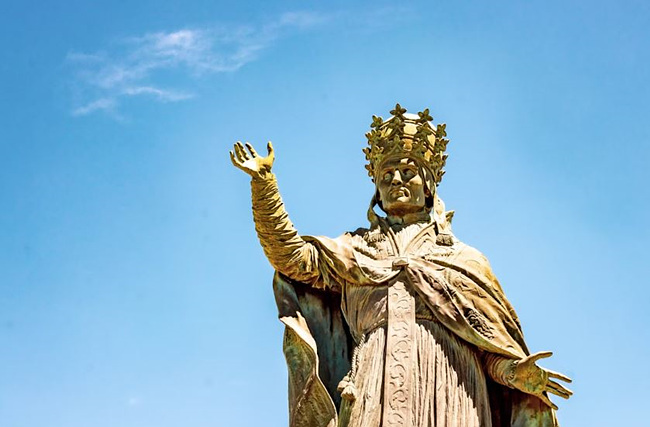 출처: unsplash 교황 동상 사진