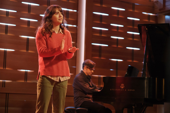 가족을향해수화로노래를부르는루비