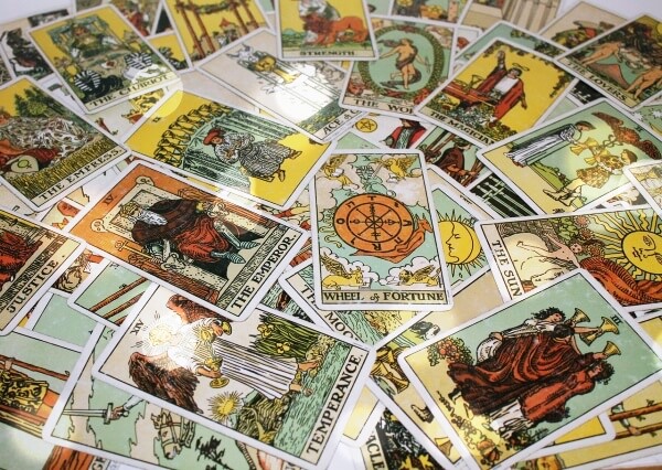 바닥에-놓여있는-타로카드