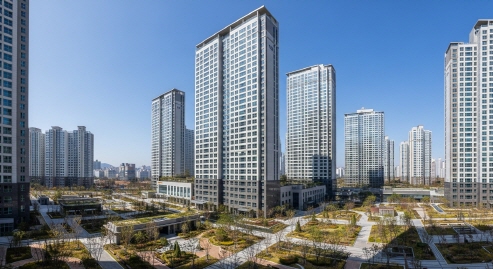 한국 도시 배경 위에 고층 아파트 단지가 보이는 장면&amp;#44; 맑은 하늘&amp;#44; 낮 시간