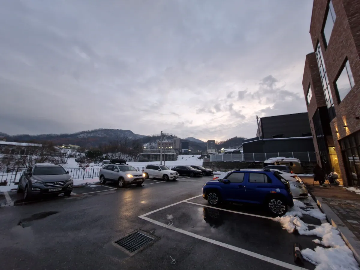 화덕피자-주차장-뒷편-차들이-세워져-있다