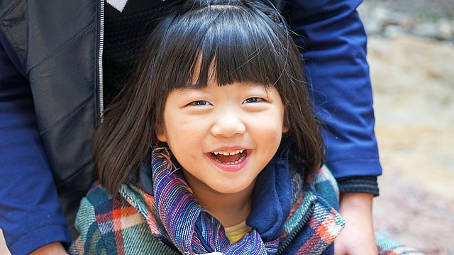 여자-어린이가-환하게-웃고-있습니다.