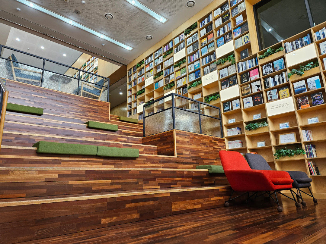 광교 푸른숲 도서관 중앙 통로