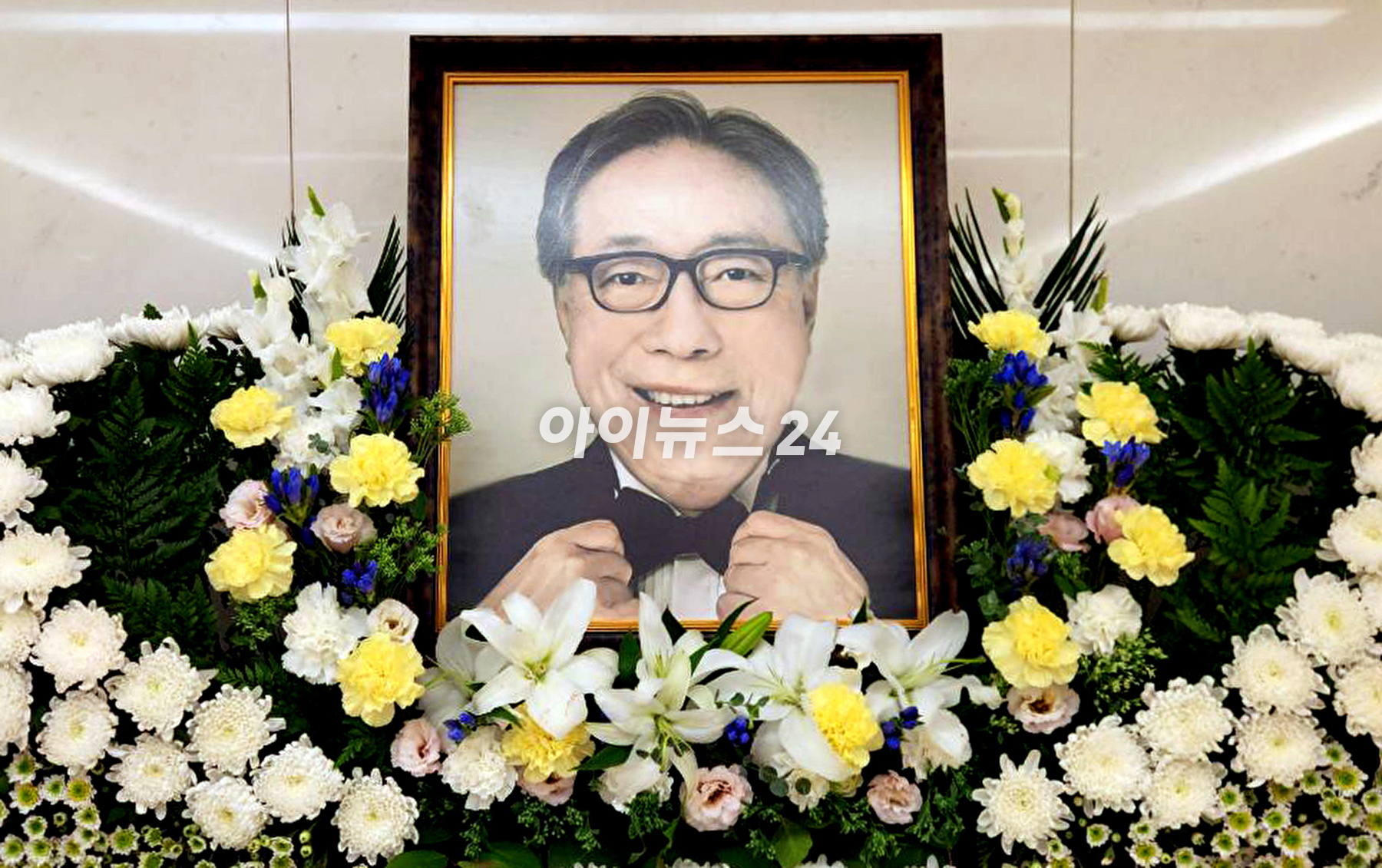 원로배우 변희봉이 향년 81세를 일기로 별세한 가운데 18일 오후 삼성서울병원 장례식장에 고인의 빈소가 차려져 있다. 고인의 영정사진 모습. [사진=소속사 제공]