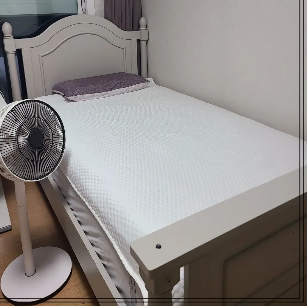 제로어쿨락-냉감패드-침대-전체-사진-여름-쿨링매트-옆-선풍기-깔끔한-침실