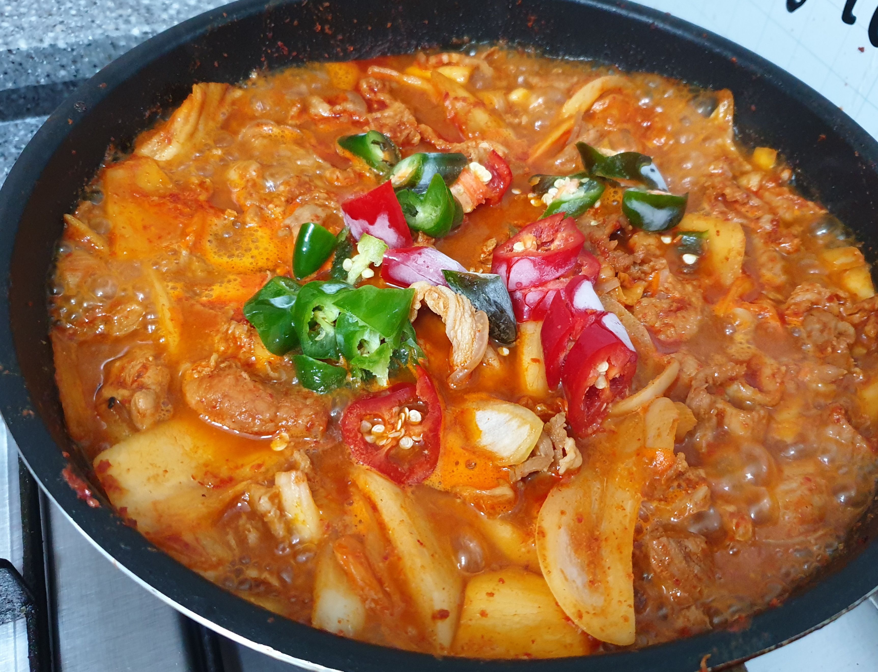 물부은 볶은 돼지고기에 당면,팽이버섯 넣기