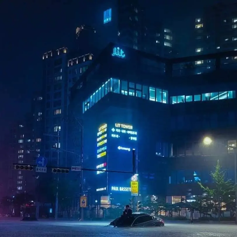 강남역 물난리 스마트폰 보는 남자