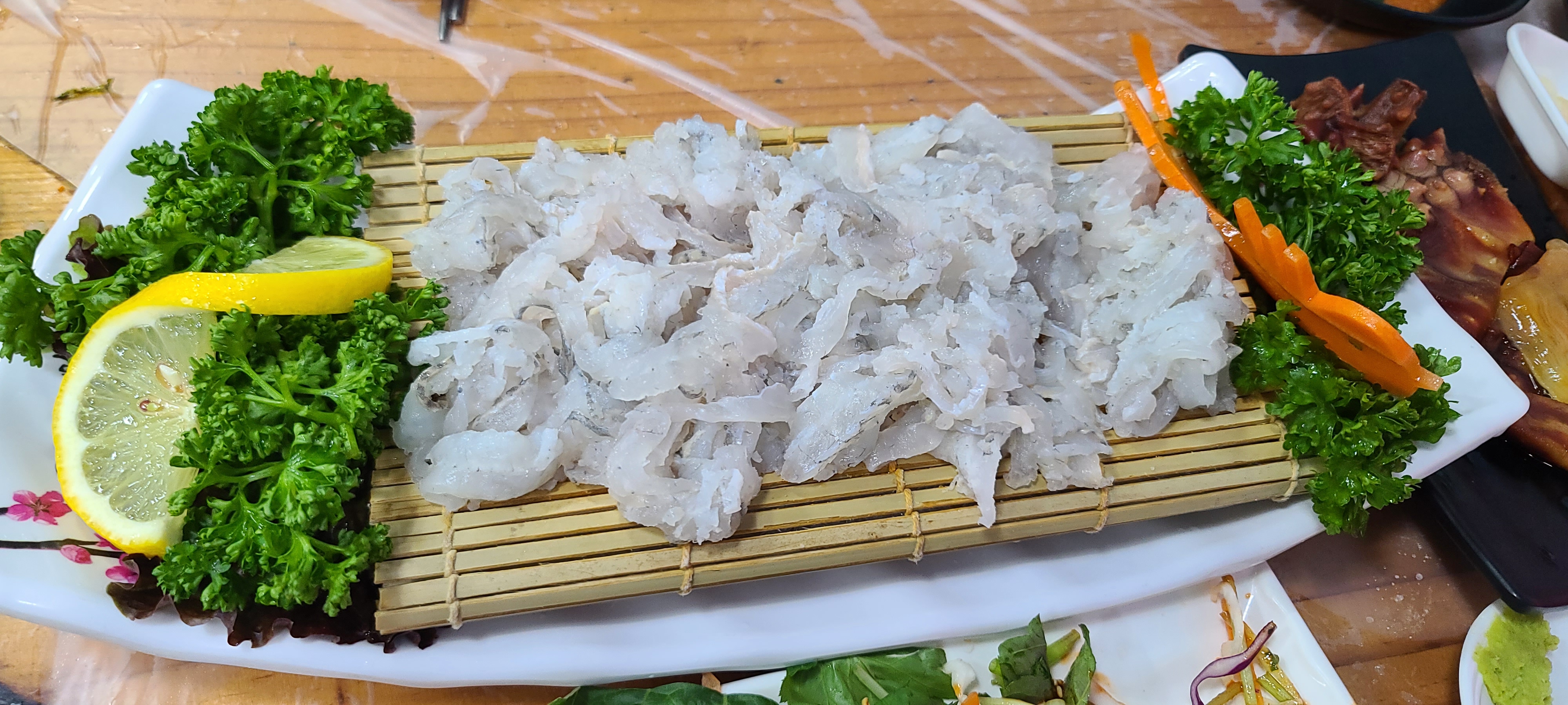 황금어장 활어회 도다리세꼬시 도다리회 다양한 밑반찬 달걀찜 날치알밥 고구마튀김 채소무침 새싹삼 활멍게 초고추장