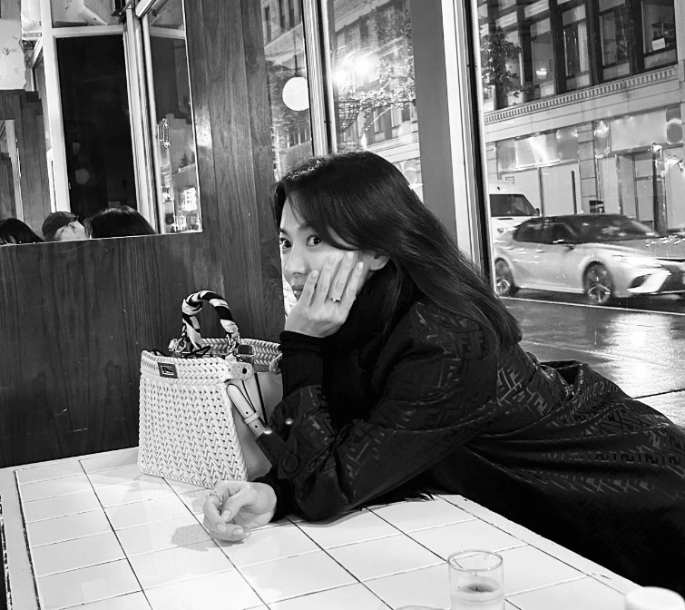 송혜교가 테이블에 기대 앉아있는 모습