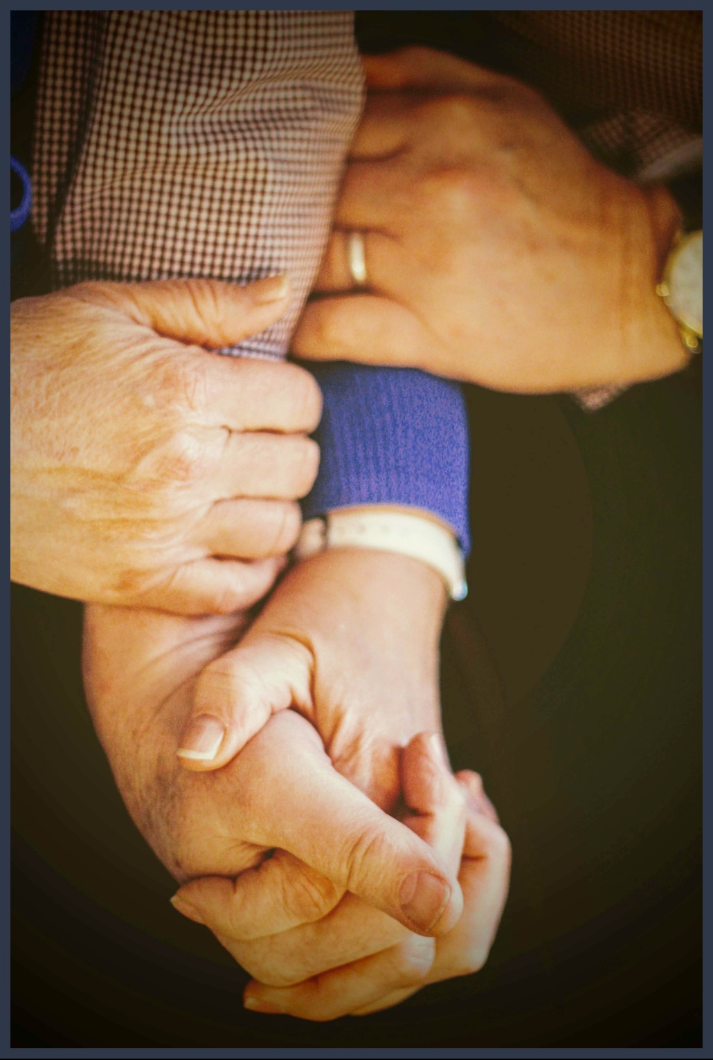 마주잡고 있는 사람 손