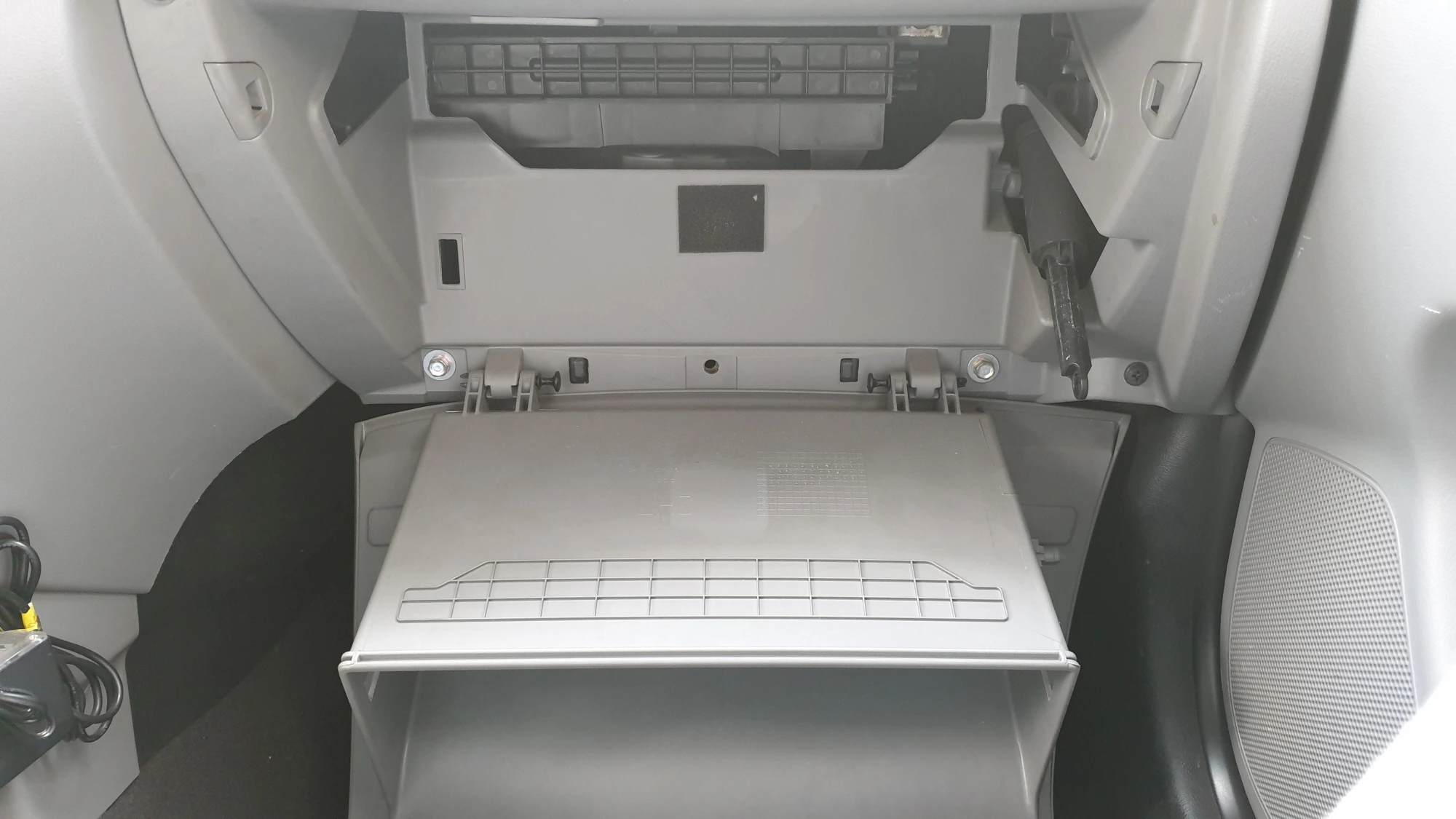 글로브박스 완전히 열린 모습