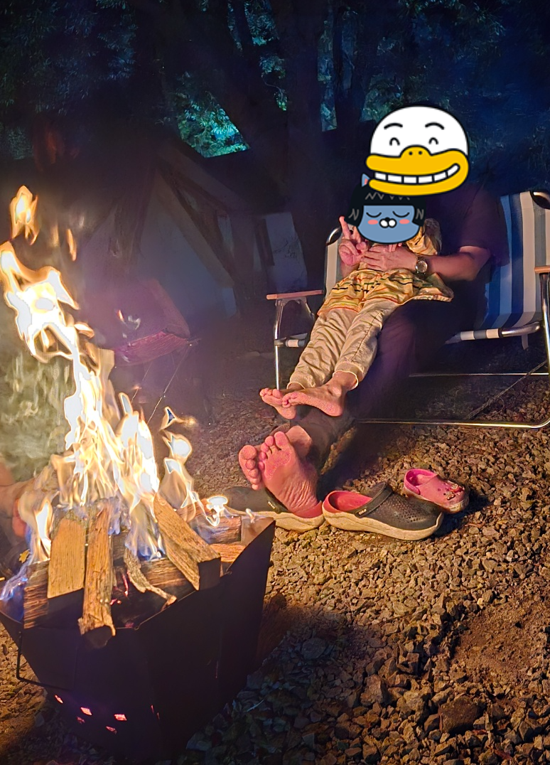 불 앞의 아빠와 아이
