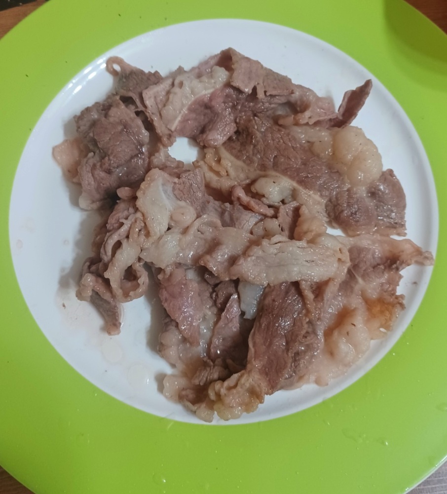 접시에 담긴 우삼겹 구이