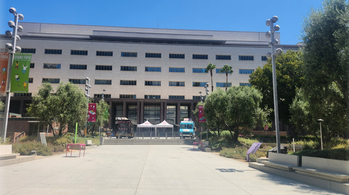 Grand Park 내 정면 건물(County of LA Building) 이미지