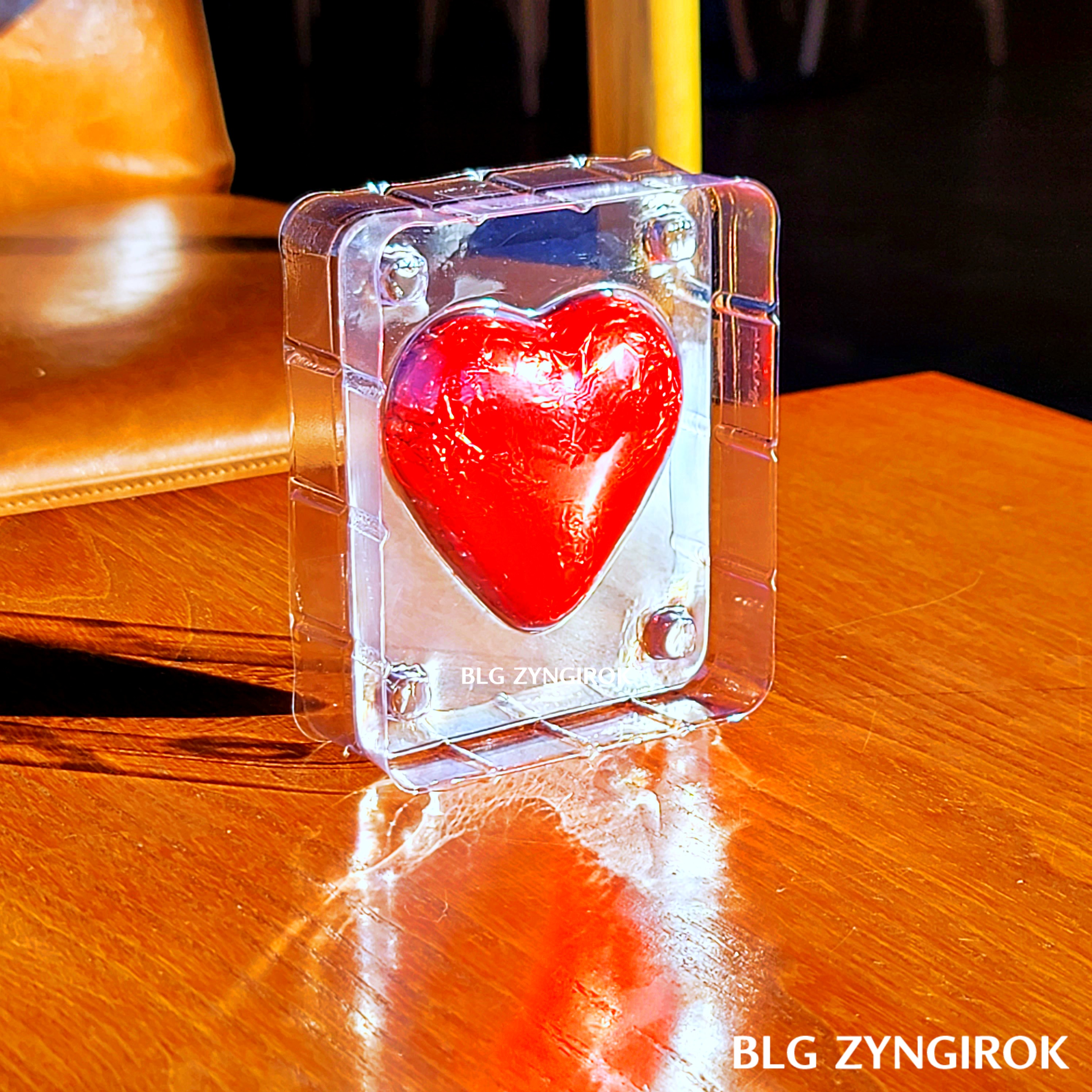 노브랜드 하트코코아밤가 햇살을 받고 서있다.