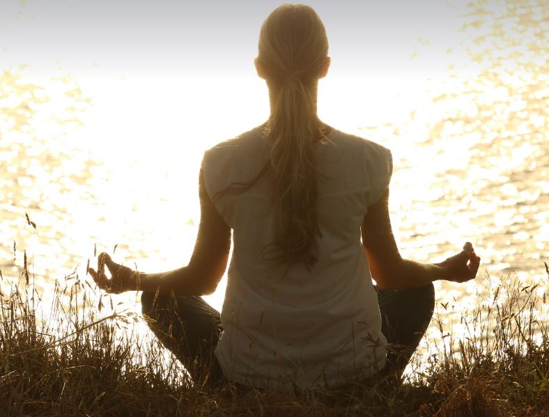 강에서 명상하는 사진