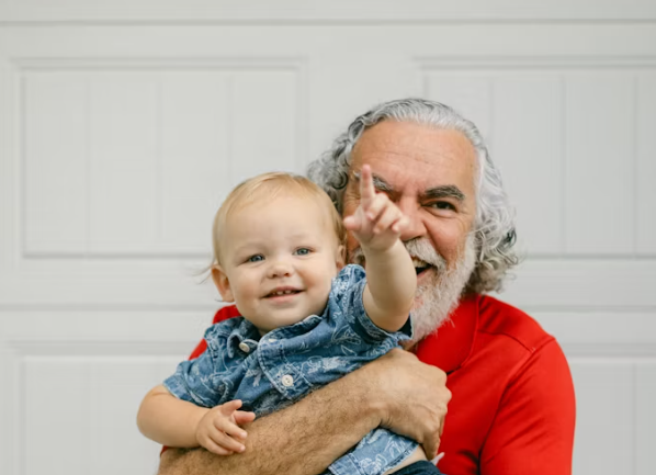 60대 이후 손자와 함께 하는 삶 이미지