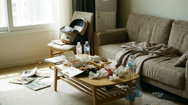 배달음식으로 난장판이 된 거실 사진