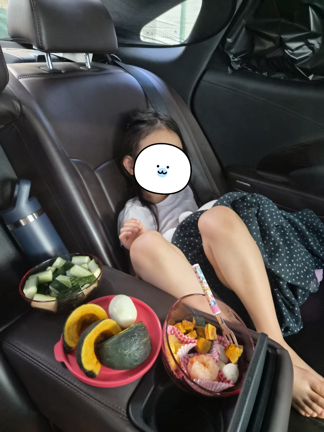 화교학교 가는중에 아침식사 중인 아이