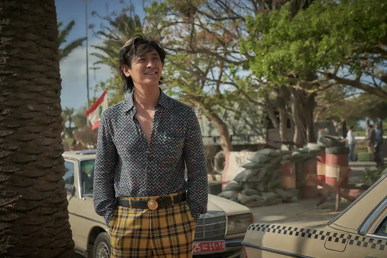 영화 '비공식작전' 주머니에 손꼽고 웃고 있는 주지훈