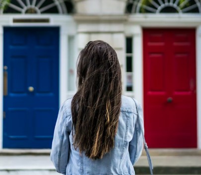 고민하고-있는-여자-사진