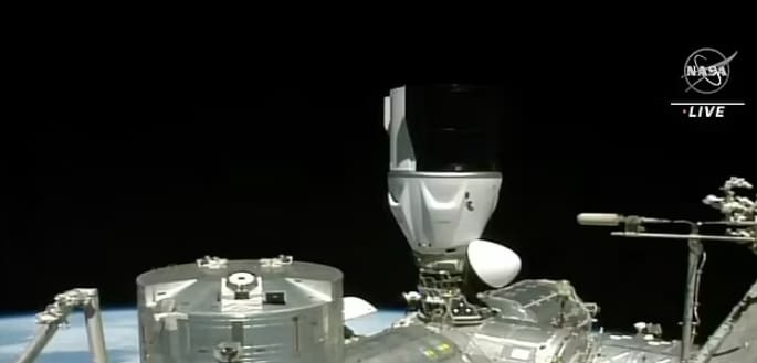 국제 우주 정거장 도착 새로운 4명의 승무원들이 축하! VIDEO: New crew celebrates as they arrive at International Space Station