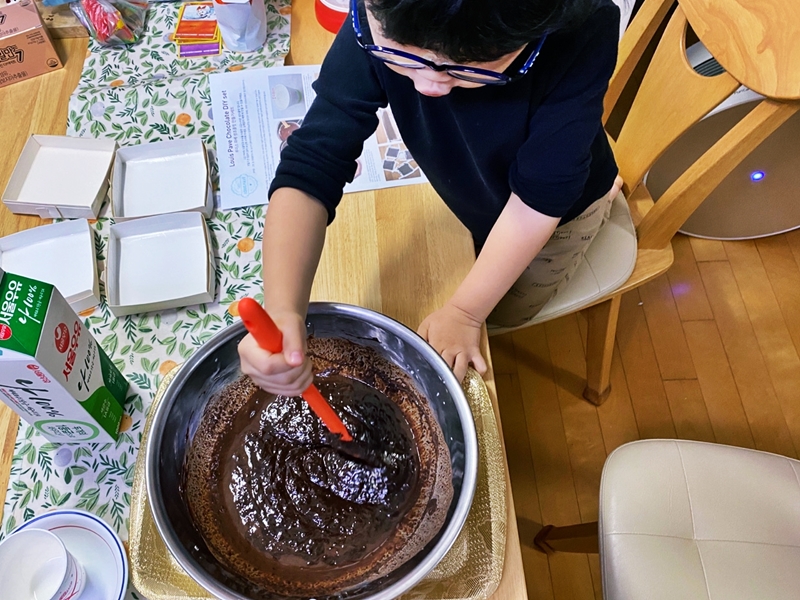 아이가 초콜릿을 중탕하고 있는 이미지 입니다.