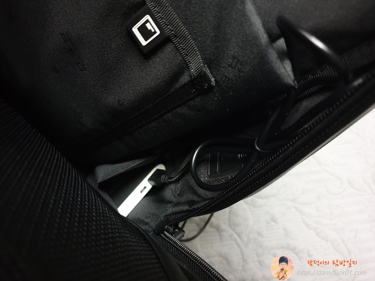 Samsonite Red BLUNTES 보조 배터리 연결 모습